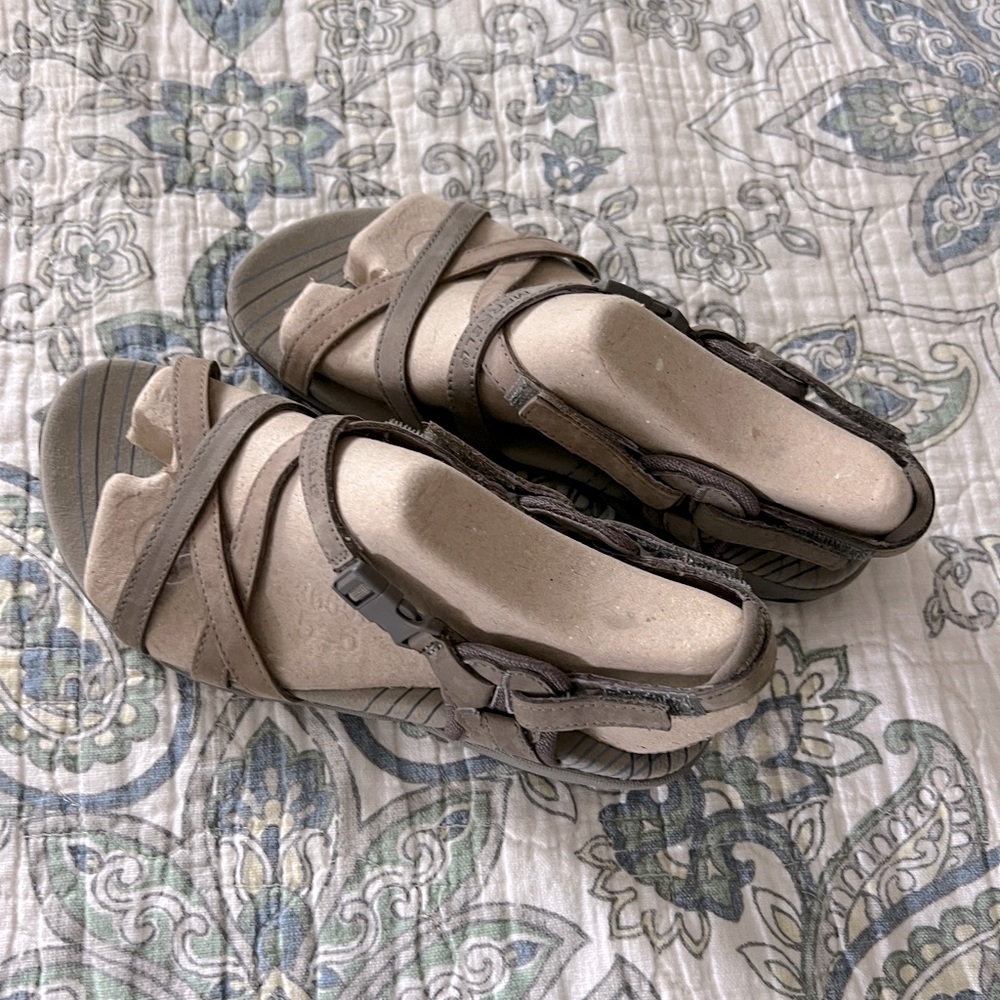 Merrell  women’s  Aster Bungee leather sport sandals size 6 new in box.